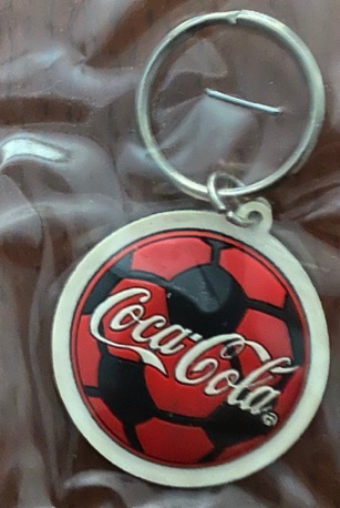 93263-1 € 2,50 coca cola sleutelhanger voetbla rubber.jpeg